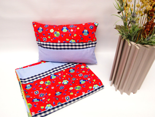 Babydecke mit Kissen, Kinderdecke, Patchworkdecke in Blau Rot Grün mit Eulen