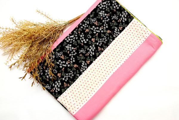 Babydecke, Patchworkdecke, Kinderdecke in Rosa Weiß Schwarz mit Blumen